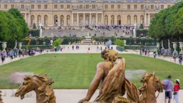 Berühmtes Schloss Versailles mit schönen Gärten im Zeitraffer. — Stockvideo