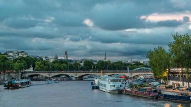 Pemandangan di jembatan Jena siang sampai malam, yang menghubungkan taman Champ de Mars dan Trocadero. Paris, Perancis — Stok Video