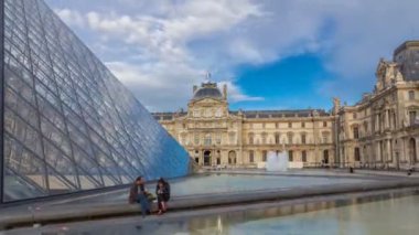 Büyük cam piramit ve Louvre Müzesi 'nin ana avlusu hiperhızlandırılmış zaman tüneli. Paris, Fransa