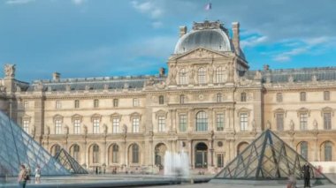 Louvre Harici Binası 'ndaki eski ve yeni elementler. Paris, Fransa