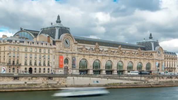 Het musee-dorsay is een museum in Parijs timelapse, op de linkeroever van de Seine. Paris, Frankrijk — Stockvideo