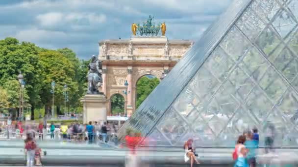 Louvren Pyramid och Triumfbågen du Carrousel med reflektioner timelapse i Paris. — Stockvideo