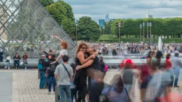 Turistas posando y haciendo fotos cerca del timelapse del Louvre, famoso museo francés. París, Francia — Vídeos de Stock