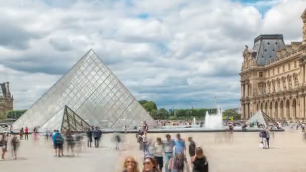 Τουρίστες ποζάρουν και βγάζουν φωτογραφίες κοντά στο Λούβρο timelapse, διάσημο γαλλικό μουσείο. Παρίσι, Γαλλία — Αρχείο Βίντεο