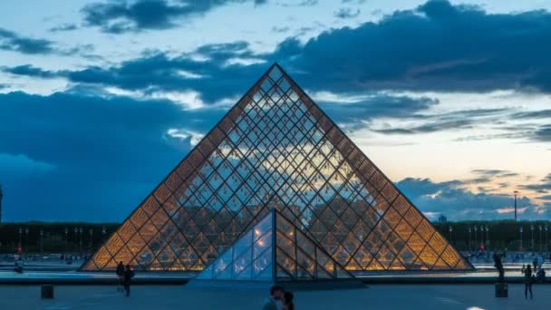 A pirâmide do museu do Louvre após o pôr do sol dia à noite timelapse em Paris, França — Vídeo de Stock