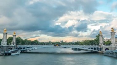 Alexandre III köprüsü Seine nehri boyunca ilerliyor. Paris mi? Fransa.