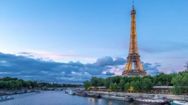 Eyfel Kulesi gün gece Timelapse tekne istasyonu ile için. Paris, Fransa