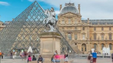 14. Louis heykeli Paris, Fransa 'daki Louvre Müzesi zaman çizelgesinde..