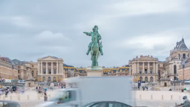 Průvod hradu Versailles s jezdeckou sochou Ludvíka XIV.. — Stock video