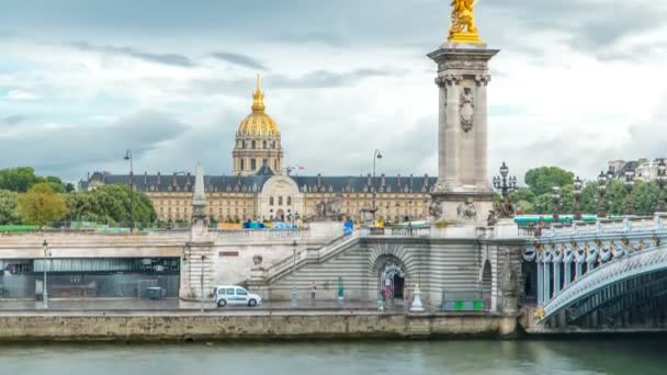 在法国巴黎亚历山大港三期的Les Invalides和Bridge前面的交通情况 — 图库视频影像