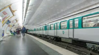 Paris Metro Platformu zaman ayarlı. Dünyanın en büyük yeraltı sistemlerinden biridir. Paris, Fransa