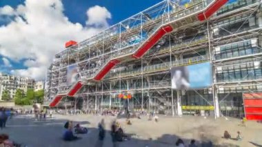 Paris, Fransa 'da Georges Pompidou Zaman Hızı Merkezi' nin cephesi.