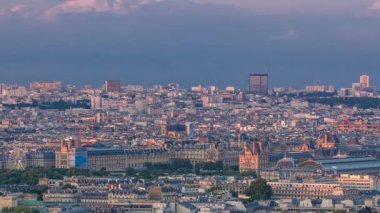 Gün batımında büyük bir şehrin gökyüzü manzarası. Eyfel Kulesi 'nin üst manzarası. Paris, Fransa.