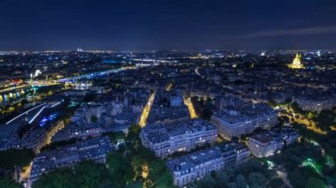 Paris Şehri ve Eiffel Kulesi 'nin tepesindeki Seine Nehri' nin havadan gece görüntüsü
