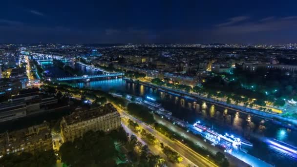 Vista del timelapse nocturno aéreo de la ciudad de París y el río Sena en la cima de la Torre Eiffel — Vídeos de Stock