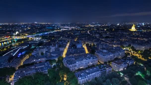 Vista del timelapse nocturno aéreo de la ciudad de París y el río Sena en la cima de la Torre Eiffel — Vídeos de Stock