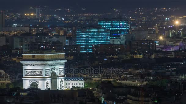 Noite aérea timelapse vista da cidade de Paris e Arco Triunfal tiro no topo da Torre Eiffel — Vídeo de Stock