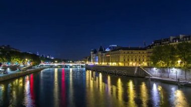 Conciergerie Castle ve Pont au Change ile Seine nehrinin zaman atlaması üzerinde ada manzarasından bahsedin. Fransa, Paris