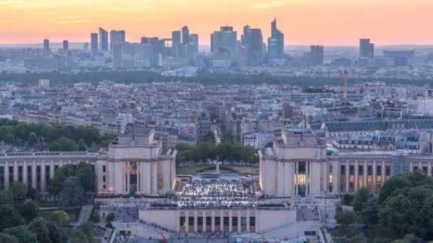 Légi felvétel a Trocadero felett a párizsi Eiffel-toronyból, a Chaillot palotával.