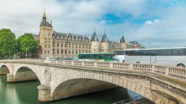 Zamek Conciergerie timelapse - dawny pałac królewski i więzienie. Paryż, Francja. — Wideo stockowe