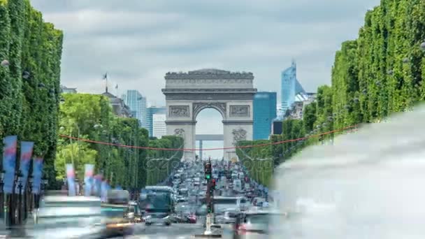 Arc de Triomphe bekeek de Champs Elysees met verkeerstijden. Parijs, Frankrijk — Stockvideo