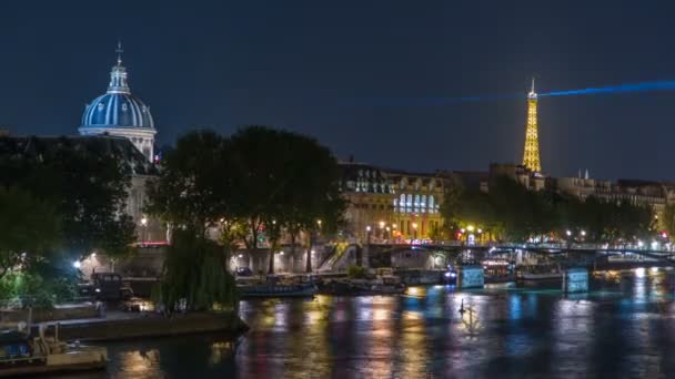 Ποταμό Σηκουάνα με γέφυρα Pont des Arts και Institut de France στο Χρονοεγγραφή νύχτα στο Παρίσι, Γαλλία. — Αρχείο Βίντεο