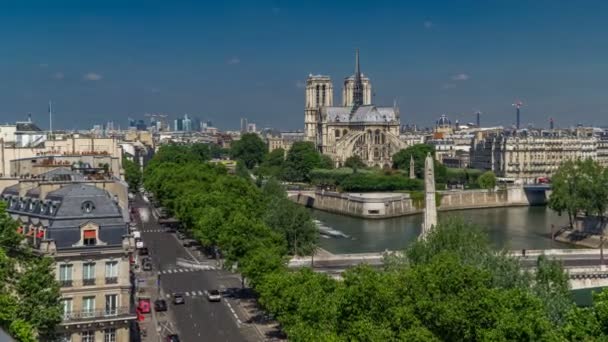 Panorama de París con isla Cite y catedral Notre Dame de Paris timelapse desde la plataforma de observación del Arab World Institute. Francia. — Vídeo de stock