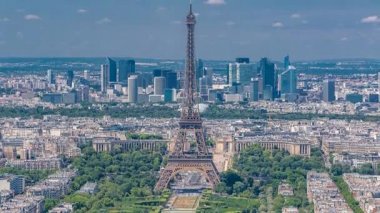 Montparnasse Kulesi 'nden Paris, Fransa' nın arka planındaki Eyfel Kulesi ve La Defense bölgesinin hava görüntüsü.