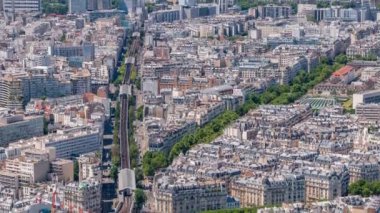Montparnasse kulesinin gözlem güvertesinden Paris 'in ufuk çizgisi. Avrupa megapolis 'inin ana simgeleri. Paris, Fransa
