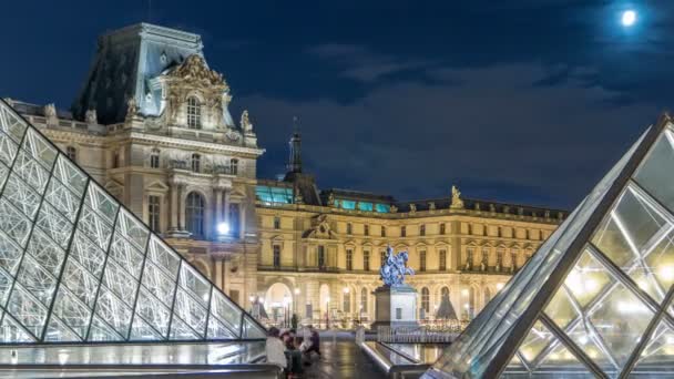 Blick auf das berühmte Louvre Museum mit der Louvre Pyramide im Zeitraffer bei Nacht. Paris, Frankreich — Stockvideo