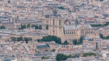 Montparnasse kulesinin gözlem güvertesinden Paris 'in ufuk çizgisi. Avrupa megapolis 'inin ana simgeleri. Paris, Fransa
