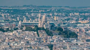 Montparnasse kulesinin gözlem güvertesinden Paris 'in ufuk çizgisi. Avrupa megapolis 'inin ana simgeleri. Paris, Fransa