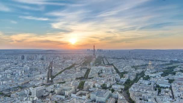 Panorama de Paris au coucher du soleil timelapse. Tour Eiffel vue depuis l'immeuble Montparnasse à Paris - France — Video