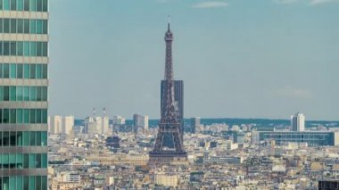 Paris ve Eyfel Kulesi timelapse Paris iş merkezleri La Defense içinde gökdelenler tepesinden görünümü