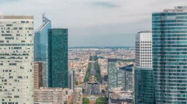Paris 'in hava manzarası ve modern kuleler Paris' in iş bölgesi La Defense 'daki gökdelenlerin tepesinden görünüyor.