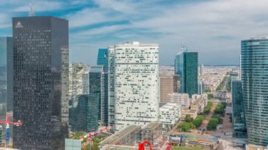 Paris 'in hava manzarası ve modern kuleler Paris' in iş bölgesi La Defense 'daki gökdelenlerin tepesinden görünüyor.