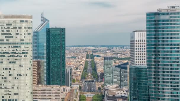 Paris 'in hava manzarası ve modern kuleler Paris' in iş bölgesi La Defense 'daki gökdelenlerin tepesinden görünüyor. — Stok video