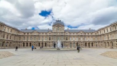 Louvre 'un iç bahçesinde, zaman ayarlı hiperhızlandırılmış. Paris, Fransa