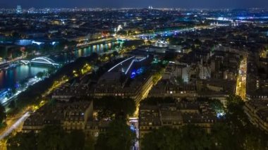 Paris Şehri ve Eiffel Kulesi 'nin tepesindeki Seine Nehri' nin havadan gece görüntüsü