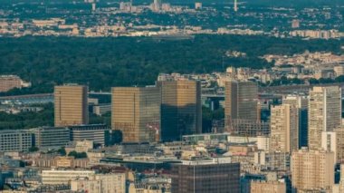 Montparnasse kulesinin gözlem güvertesinden Paris 'in ufuk çizgisi. Avrupa megapolis 'inin ana simgeleri. Paris, Fransa