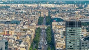 Paris 'in havadan görünüşü ve Champs Elysees ile Zafer Takvimi Paris iş bölgesindeki gökdelenlerin tepesinden geliyor.