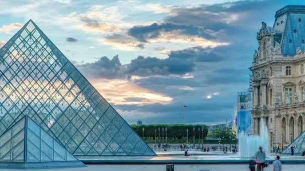 Muzeum Louvre pyramida při západu slunce v Paříži, Francie — Stock video