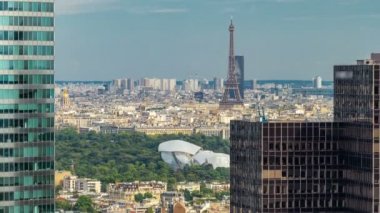Paris ve Eyfel Kulesi timelapse Paris iş merkezleri La Defense içinde gökdelenler tepesinden görünümü