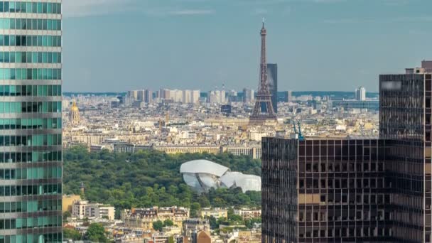 Vue sur Paris et la Tour Eiffel depuis le sommet des gratte-ciel du quartier des affaires de Paris La Défense — Video