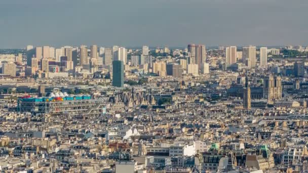Панорама Парижа по времени, Франция. Вид сверху с горы Сакре-Кер . — стоковое видео