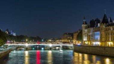 Conciergerie Castle ve Pont au Change ile Seine nehri üzerindeki ada manzarasından alıntı yap. Fransa, Paris