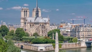 Cite Adası ve Katedral Notre Dame de Paris ile Paris Panoraması Arap Dünya Enstitüsü gözlem güvertesinden. Fransa.