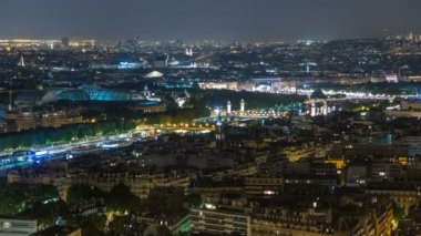 Paris Şehri ve Eiffel Kulesi 'nin tepesindeki Seine Nehri' nin havadan gece görüntüsü