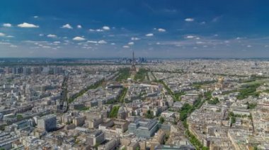 Montparnasse Kulesi 'nden Paris, Fransa' nın arka planındaki Eyfel Kulesi ve La Defense bölgesinin hava görüntüsü.