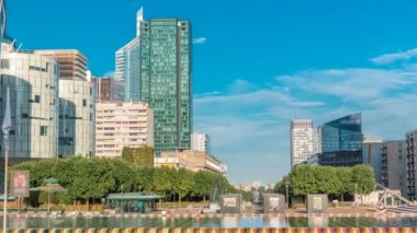 La Defansın gökdelenleri - Paris, Fransa 'nın banliyölerindeki modern iş ve yerleşim alanı.